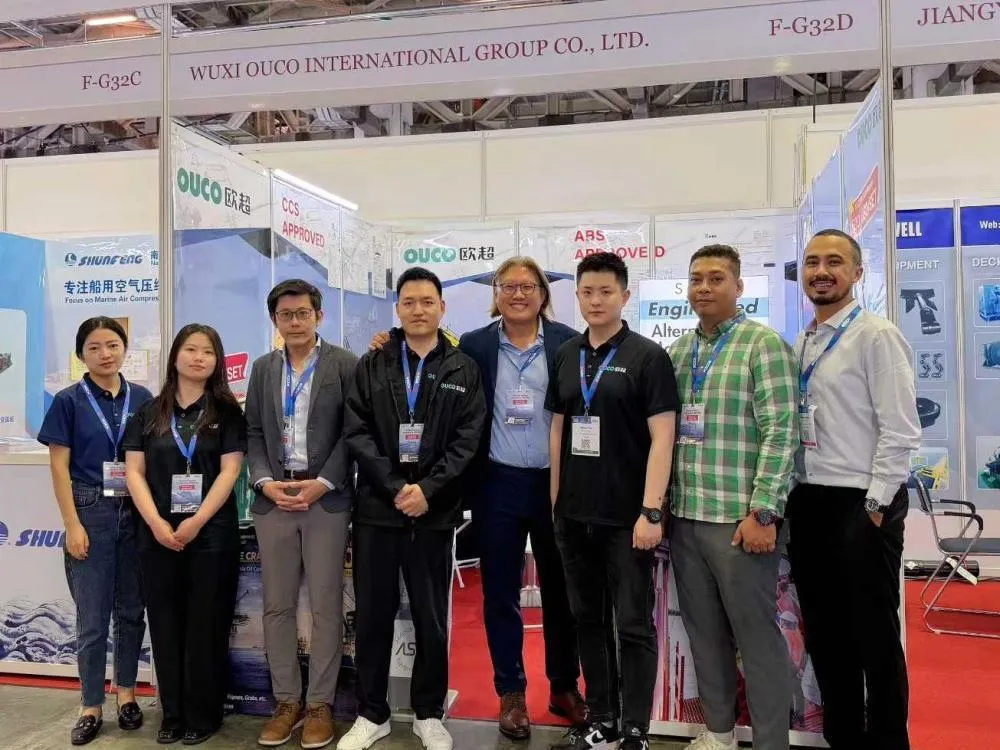 Photo with clients at the exhibition (1)