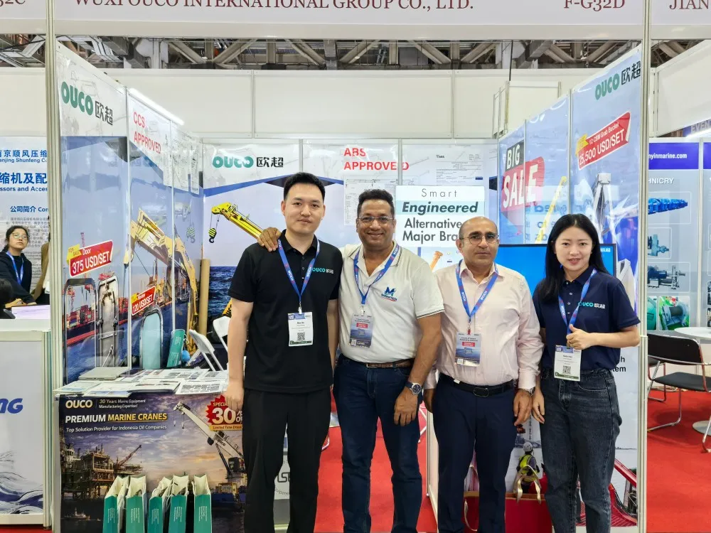 Photo with clients at the exhibition (2)