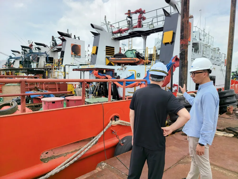 OUCO team discussing marine equipment solutions on vessel deck