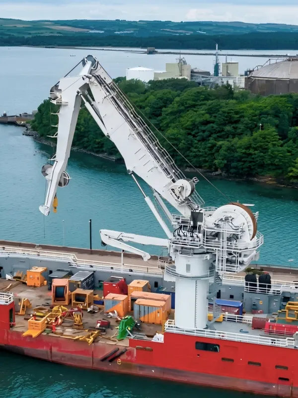 Knuckle boom crane on engineering vessel