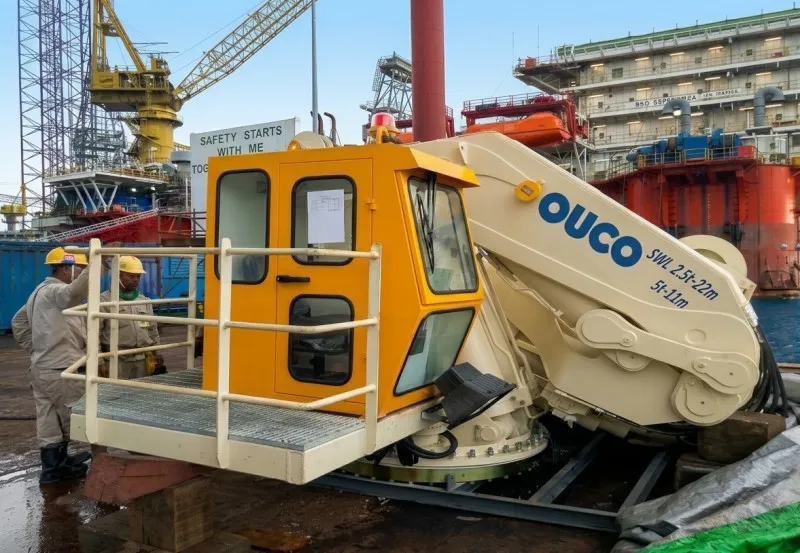 Marine folding boom crane equipped with an ergonomic operator cabin